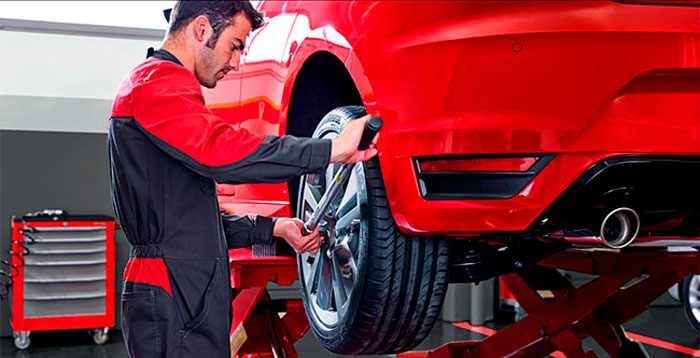 imagen de taller, mecánico cambiando rueda